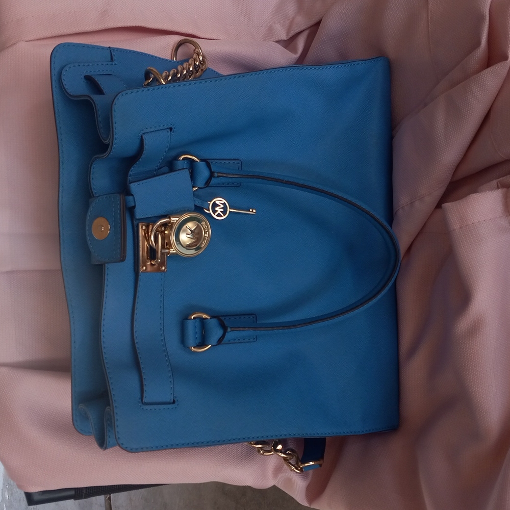 Selling a Michael Kors nice size. Only used once.